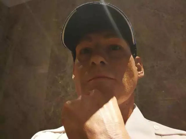 凌厲的眼神流轉，目光如炬，手掌的青筋清晰暴出，歲月的紋路無情橫亙&mdash;&mdash;樹脂雕塑《站崗》