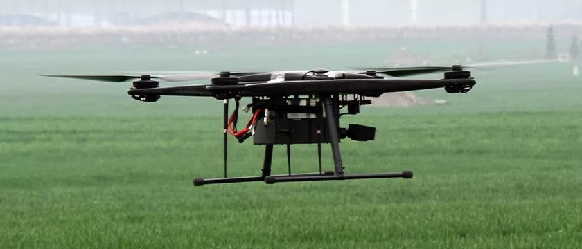 碳纖維復(fù)合材料在快遞無人機(jī)領(lǐng)域應(yīng)用發(fā)展?jié)摿薮? /></p>
<p>&nbsp;</p>
<p>針對(duì)這些難題，除了通過優(yōu)化設(shè)計(jì)和更高品質(zhì)的電池系統(tǒng)外，<strong>通過使用輕量化材料減輕無人機(jī)自重也是一個(gè)有效的解決方案</strong>。以挪恩復(fù)材為國(guó)內(nèi)某無人機(jī)企業(yè)定制的無人機(jī)外殼為例，<strong>整個(gè)殼體采用<a href=