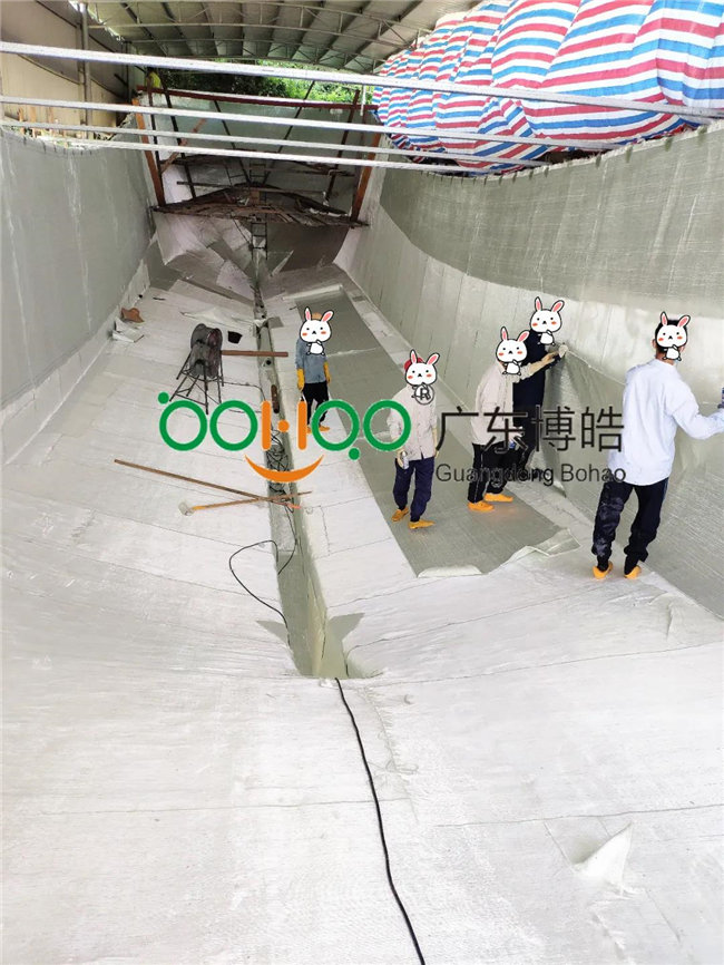 待膠衣指干后，根據需求進行纖維增強材料鋪層