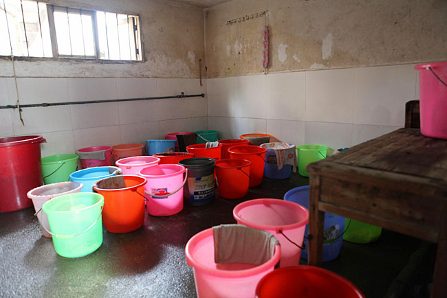 小學生在這里洗澡，條件比較艱苦