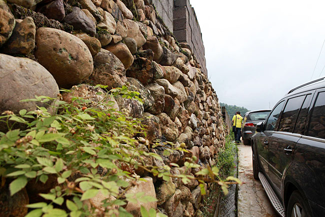 油石鄉梅嶺小學路口較窄，車隊只能停在路邊，步行上去