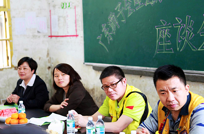 上猶團縣委曾書記（左二）、廣東獅子會星海隊的前任隊長吳志強獅兄、現任隊長宋衛星獅兄在座談會